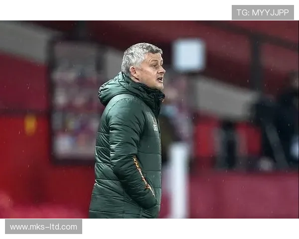 曼联76岁球迷为VIP让座引争议